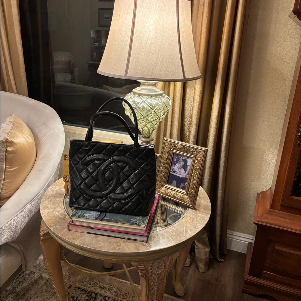 Beautiful Chanel Black Quilted Tote with Iconic Design - Picture 6 of 10